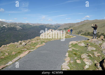 Les visiteurs du point de vue de la courbe de l'Arc-en-ciel, Rocky Mountain National Park, Colorado Banque D'Images