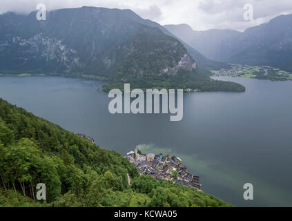 Le point de vue du patrimoine mondial présente la vue de lac de hallstatt du ciel à pied de Hallstatt. Banque D'Images