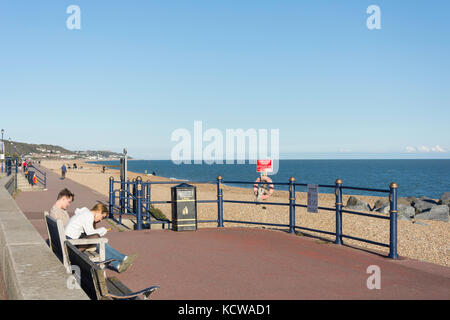 Plage de Hythe et promenade, Hythe, dans le Kent, Angleterre, Royaume-Uni Banque D'Images