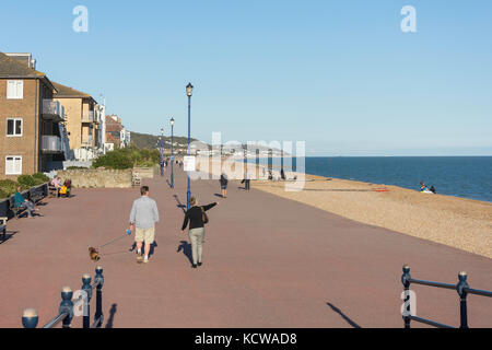 Plage de Hythe et promenade, Hythe, dans le Kent, Angleterre, Royaume-Uni Banque D'Images