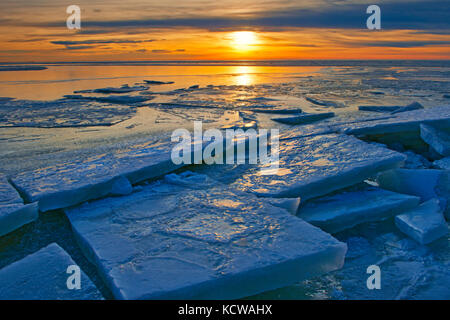 La glace sur le lac Winnipeg, au coucher du soleil , Manitoba, Canada Banque D'Images