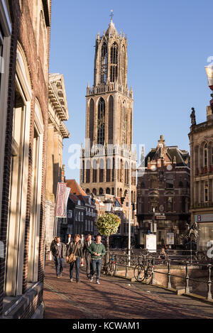 Les gens qui marchent dans la rue, dans le centre de Utrecht avec vue sur la tour du Dom de Saint Martins cathédrale en arrière-plan Banque D'Images