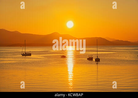 Voiliers au coucher du soleil sur la baie du Vésuve. En regardant vers l'ouest jusqu'à Crofton sur l'île de Vancouver. , Saltspring Island (Gulf Islands), Colombie-Britannique, Canada Banque D'Images