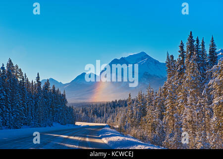 Arc-en-ciel idown partielle de la promenade des Glaciers n les rocheuses canadiennes, le parc national Banff, Alberta, Canada Banque D'Images