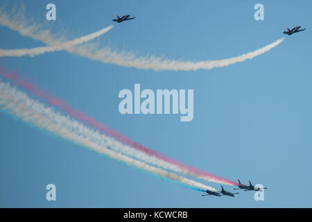 Les Patriotes Jet Team veines rouge, blanc et bleu de la fumée par le ciel au cours de la semaine de San Francisco le 7 octobre 2017. Banque D'Images