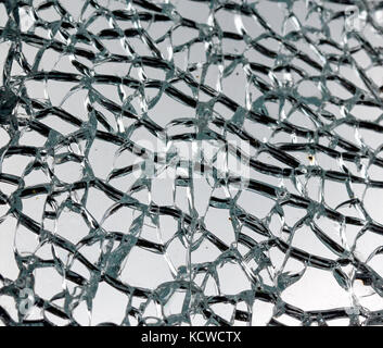 Pucture d'une fenêtre cassée à l'intérieur d'un accident de bus Banque D'Images