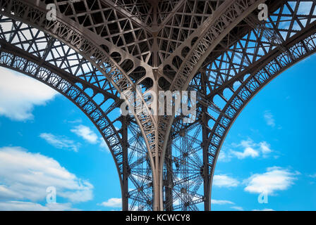 Structure en fer forgé en dentelle de la Tour Eiffel à Paris Banque D'Images