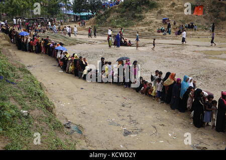 Peuple rohingya dans une rangée pour obtenir le soulagement près de balukhali camp de réfugiés. Banque D'Images