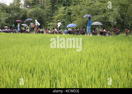 Peuple rohingya dans une rangée pour obtenir le soulagement près de balukhali camp de réfugiés. Banque D'Images