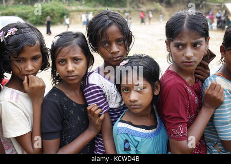 Enfants rohingyas dans une rangée pour obtenir le soulagement près de balukhali camp de réfugiés. Banque D'Images