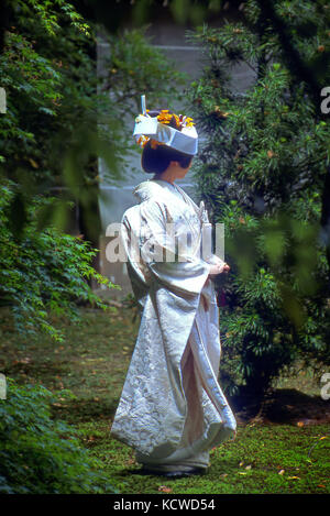 Japanese promise dans une tenue de mariage traditionnel Banque D'Images