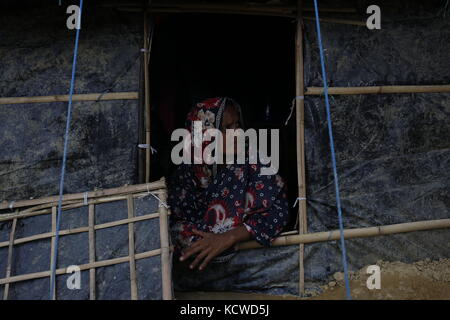 Une femme à sa rohingya dans balukhali accueil temporaire camp de réfugiés. Banque D'Images