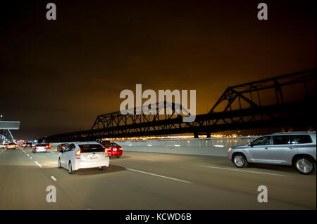 La conduite de nuit sur le pont de la baie de San Francisco Banque D'Images