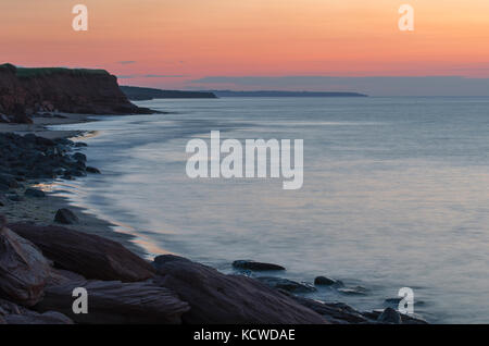 Falaises, grès, coast, coucher de soleil, Cavendish, Prince Edward Island National Park, Prince Edward Island, canada Banque D'Images