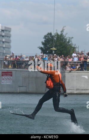 L'hélicoptère de la Marine française « dauphin » et les plongeurs de la Marine participent à un spectacle public, à Lyon, en France Banque D'Images