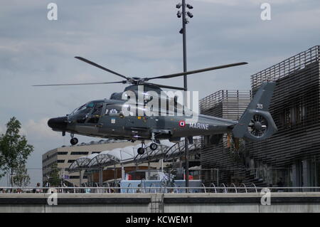 L'hélicoptère de la Marine française « dauphin » et les plongeurs de la Marine participent à un spectacle public, à Lyon, en France Banque D'Images