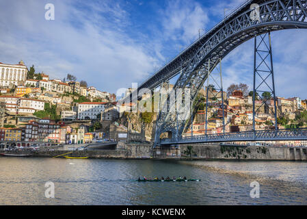 Rameurs en huit, un bateau à rames sur le fleuve Douro, vu de Gaia, Portugal. Porto en arrière-plan, vue sur le pont Dom Luis I. Banque D'Images