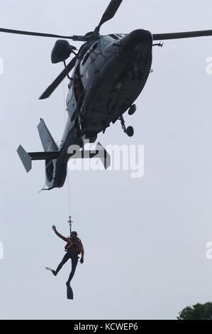 L'hélicoptère de la Marine française « dauphin » et les plongeurs de la Marine participent à un spectacle public, à Lyon, en France Banque D'Images