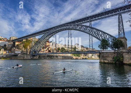 Bateaux à rames sur le fleuve Douro vus de la ville de Vila Nova de Gaia au Portugal. Vue sur le pont Dom Luis I et la ville de Porto Banque D'Images