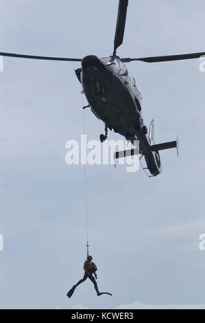 L'hélicoptère de la Marine française « dauphin » et les plongeurs de la Marine participent à un spectacle public, à Lyon, en France Banque D'Images