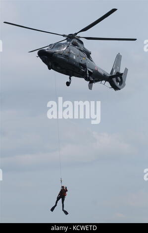 L'hélicoptère de la Marine française « dauphin » et les plongeurs de la Marine participent à un spectacle public, à Lyon, en France Banque D'Images