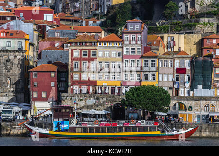 Rangée de bâtiments sur la rue Cais da Ribeira dans le quartier de Ribeira sur le bord de la rivière Douro à Porto, Portugal Banque D'Images