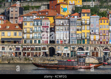 Rangée de bâtiments sur la rue Cais da Ribeira dans le quartier de Ribeira sur le bord de la rivière Douro à Porto, Portugal Banque D'Images