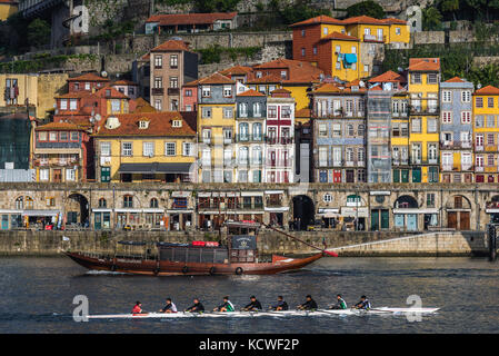 Rangée de bâtiments sur la rue Cais da Ribeira dans le quartier de Ribeira sur le bord de la rivière Douro à Porto, Portugal Banque D'Images