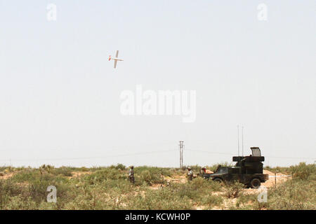 Les soldats de la garde nationale de Floride du 265e d'artillerie de défense aérienne (ADA) suivi d'un drone cible avec un système de missiles vengeur au cours d'un exercice de tir réel 16 juillet, sur la zone de formation du désert de ft. Bliss, tx. le vengeur de forêt le missile Stinger à partir d'un véhicule sur roues polyvalent à grande mobilité (HMMWV) à basse altitude des avions. Le 265e et le 188e ada ada, de la garde nationale du Dakota du Nord, a passé plusieurs jours à préparer pour le tir et d'être évalué et certifié dans le cadre de la préparation d'un déploiement prochain. des soldats l'armée 263rd air missile de défense, l.c. nat Banque D'Images