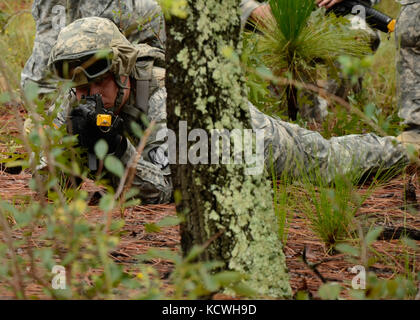 Un soldat avec le 151e bataillon de sécurité signal expéditionnaire tire lors des exercices de combat au cours de la formation dirigée par le pré-mobilisation de la formation et de l'aide à l'élément au centre de formation mccrady eastover, Caroline du Sud sept. 20, 2016 en préparation pour un prochain déploiement. (U.s. Army National Guard photo de 1lt. jessica Donnelly, 108e détachement des affaires publiques) Banque D'Images