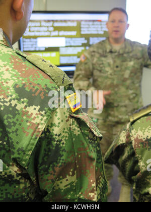 L'armée colombienne les visiteurs sont informés par l'armée américaine. lt col. vic Brown, directeur adjoint de l'centre d'opérations conjoint à la division de la gestion des capacités d'urgence s.c. de West Columbia, Caroline du Sud, le 16 août 2016. La délégation colombienne a rejoint dans un partenariat de l'état d'échange avec la garde nationale de Caroline du Sud, pour discuter du concept d'une force de réserve, l'intervention en cas de catastrophe, et l'entretien. la psp entre Caroline du Sud et la Colombie a été créé en 2012. La garde nationale américaine (photo de premier lt. stephen/ Hudson) Parution Banque D'Images