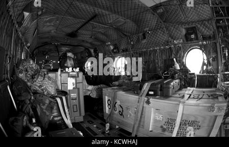 S.c. les soldats de la garde nationale de det.1, co. b, 2-238ème bataillon de l'aviation d'appui général, 59e troupe aviation commande, voler et administrer l'un de leur dernier CH-47D Chinook helicopters à Summit Aviation, Middletown, comté de New Castle, Delaware, aug.16 à nov. 19, 2016. L'indicatif d'appel "copter 368 garde" a été l'un des rares ch-47d construit comme "true d-modèles", à la fin de la première guerre du Golfe. 368 servi avec det.1 au cours des dix dernières années, d'inclure les 2009 et 2013 pour les mutations de l'Afghanistan, au cours de son service, "368" a acquis une réputation de fiabilité et robustesse parmi les pilotes de l'unité, maintai Banque D'Images