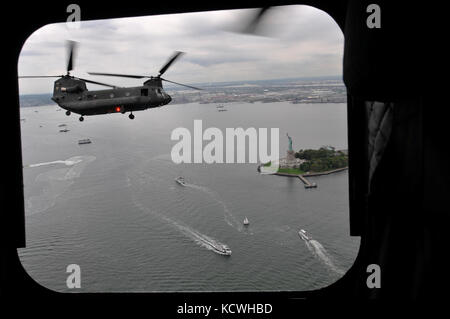 Une garde nationale de Caroline du sud (scarng) CH-47D Chinook vole à proximité de Manhattan, en face de la statue de la liberté, au cours de sa dernière mission officielle, aug. 18, 2016, Manhattan, New York, NY. affectés à 1 détachement, la société B, 2-238ème bataillon de l'aviation d'appui général, 59e troupe de l'aviation, commande d'appel du "guard" 368 copter est un des rares ch-47d construit comme "true d-modèles", à la fin de la première guerre du Golfe. "368" servi avec det. 1 au cours des dix dernières années, tant à l'appui d'opérations d'état et pendant les déploiements de l'unité de l'Afghanistan, en 2009 et 2013 ; d Banque D'Images