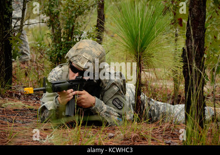 Un soldat avec le 151e bataillon de sécurité signal expéditionnaire tire lors des exercices de combat au cours de la formation dirigée par le pré-mobilisation de la formation et de l'aide à l'élément au centre de formation mccrady eastover, Caroline du Sud sept. 20, 2016 en préparation pour un prochain déploiement. (U.s. Army National Guard photo de 1lt. jessica Donnelly, 108e détachement des affaires publiques) Banque D'Images