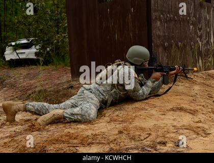 Un soldat avec le 151e bataillon de sécurité signal expéditionnaire tire lors des exercices de combat au cours de la formation dirigée par le pré-mobilisation de la formation et de l'aide à l'élément au centre de formation mccrady eastover, Caroline du Sud sept. 20, 2016 en préparation pour un prochain déploiement. (U.s. Army National Guard photo de 1lt. jessica Donnelly, 108e détachement des affaires publiques) Banque D'Images