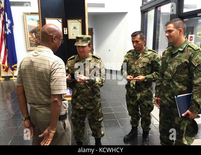 Le major général de l'armée colombienne marco lino tamayo tamayo présente un témoignage de reconnaissance à Frederick pasley des affaires des anciens combattants au cours de son partenariat avec l'état d'échange de la garde nationale de Caroline du Sud à l'adjudant général du quartier général de Columbia, Caroline du Sud, le 19 août 2016. Sa visite était d'examiner le concept d'une force de réserve, l'intervention en cas de catastrophe, et l'entretien. la psp entre Caroline du Sud et la Colombie a été créé en 2012. La garde nationale américaine (photo de premier lt. stephen/ Hudson) Parution Banque D'Images