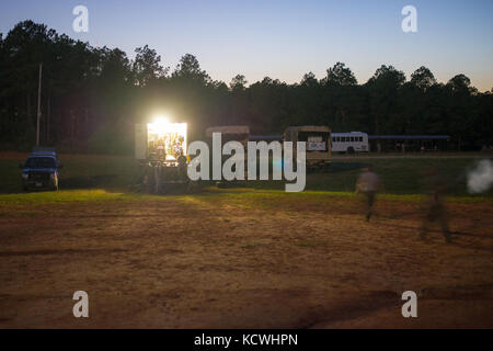 Les soldats américains affectés au 1050e Bataillon des transports et au 151e Bataillon des transmissions expéditionnaires de l'Armée du Canada (S.C. Army National Guard) attendent la nuit pour tirer des armes lors de l'entraînement de familiarisation à fort Jackson, S.C., 15 septembre 2016. 30 soldats de plusieurs compagnies de transport et de signalisation s'entraînent sur des exercices de sécurité démontés et des armes à équipage en préparation pour leur qualification l'été prochain et pour rester au courant de la sécurité des convoi. (ÉTATS-UNIS Photo de la Garde nationale aérienne par Tech. Sgt. Jorge Intriago) Banque D'Images