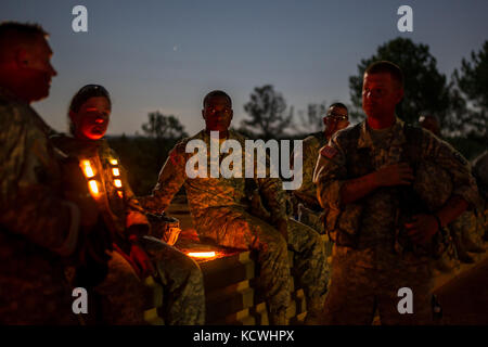 Les soldats américains affectés au 1050e Bataillon des transports et au 151e Bataillon des transmissions expéditionnaires de l'Armée du Canada (S.C. Army National Guard) attendent la nuit pour tirer des armes lors de l'entraînement de familiarisation à fort Jackson, S.C., 15 septembre 2016. 30 soldats de plusieurs compagnies de transport et de signalisation s'entraînent sur des exercices de sécurité démontés et des armes à équipage en préparation pour leur qualification l'été prochain et pour rester au courant de la sécurité des convoi. (ÉTATS-UNIS Photo de la Garde nationale aérienne par Tech. Sgt. Jorge Intriago) Banque D'Images