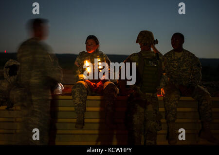 Les soldats américains affectés au 1050e Bataillon des transports et au 151e Bataillon des transmissions expéditionnaires de l'Armée du Canada (S.C. Army National Guard) attendent la nuit pour tirer des armes lors de l'entraînement de familiarisation à fort Jackson, S.C., 15 septembre 2016. 30 soldats de plusieurs compagnies de transport et de signalisation s'entraînent sur des exercices de sécurité démontés et des armes à équipage en préparation pour leur qualification l'été prochain et pour rester au courant de la sécurité des convoi. (ÉTATS-UNIS Photo de la Garde nationale aérienne par Tech. Sgt. Jorge Intriago) Banque D'Images