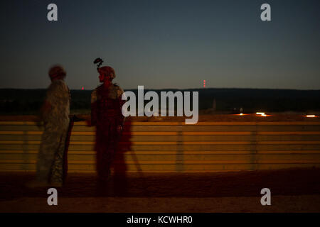 Les soldats américains affectés au 1050e Bataillon des transports et au 151e Bataillon des transmissions expéditionnaires de l'Armée du Canada (S.C. Army National Guard) attendent la nuit pour tirer des armes lors de l'entraînement de familiarisation à fort Jackson, S.C., 15 septembre 2016. 30 soldats de plusieurs compagnies de transport et de signalisation s'entraînent sur des exercices de sécurité démontés et des armes à équipage en préparation pour leur qualification l'été prochain et pour rester au courant de la sécurité des convoi. (ÉTATS-UNIS Photo de la Garde nationale aérienne par Tech. Sgt. Jorge Intriago) Banque D'Images