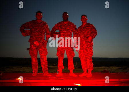 Les soldats américains affectés au 1050e Bataillon des transports et au 151e Bataillon des transmissions expéditionnaires de l'Armée du Canada (S.C. Army National Guard) attendent la nuit pour tirer des armes lors de l'entraînement de familiarisation à fort Jackson, S.C., 15 septembre 2016. 30 soldats de plusieurs compagnies de transport et de signalisation s'entraînent sur des exercices de sécurité démontés et des armes à équipage en préparation pour leur qualification l'été prochain et pour rester au courant de la sécurité des convoi. (ÉTATS-UNIS Photo de la Garde nationale aérienne par Tech. Sgt. Jorge Intriago) Banque D'Images