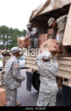 Les soldats de la Garde nationale de Caroline du Sud des 1052e et 1053e compagnies de transport livrent des repas à un abri de la Croix-Rouge à Goose Creek, en Caroline du Sud. 7 octobre 2016, alors que l'ouragan Matthew ferme dans l'état. Environ 2,000 soldats et aviateurs de la Garde nationale de Caroline du Sud ont été activés depuis le 4 octobre 2016 pour appuyer les agences de gestion des urgences d'État et de comté et les premiers intervenants locaux après que le gouverneur Nikki Haley a déclaré l'état d'urgence. (Photo par Sgt. Brad Mincey, 108e Détachement des affaires publiques) Banque D'Images