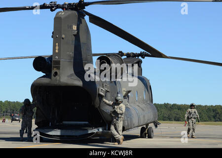 Un guardâs national Caroline du Sud CH-47F Chinook, un hélicoptère gros porteur configuré avec une gamme étendue d'alimentation (TERF), également appelé "grosse vache", et son détachement de l'équipage affectés à 1, la société B, 2-238ème bataillon de soutien général de l'aviation aviation, 59e troupe de Greenville commande s.c., les étapes de sa base d'opérations à l'appui de l'ouragan matthew les efforts de rétablissement à mcentire joint national guard base, eastover, s.c., oct. 10, 2016. d'environ 2 000 soldats de la garde nationale de Caroline du Sud et les aviateurs ont été activées en appui direct à l'ouragan matthew resp Banque D'Images