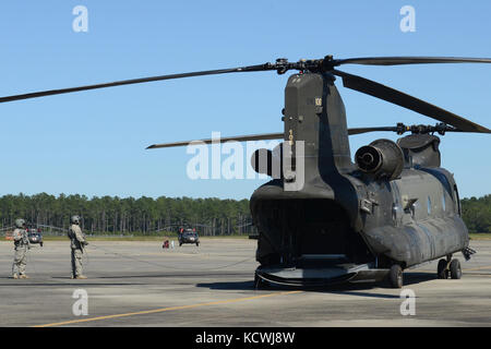 Un guardâs national Caroline du Sud CH-47F Chinook, un hélicoptère gros porteur configuré avec une gamme étendue d'alimentation (TERF), également appelé "grosse vache", et son détachement de l'équipage affectés à 1, la société B, 2-238ème bataillon de soutien général de l'aviation aviation, 59e troupe de Greenville commande s.c., les étapes de sa base d'opérations à l'appui de l'ouragan matthew les efforts de rétablissement à mcentire joint national guard base, eastover, s.c., oct. 10, 2016. d'environ 2 000 soldats de la garde nationale de Caroline du Sud et les aviateurs ont été activées en appui direct à l'ouragan matthew resp Banque D'Images