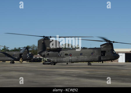 Un guardâs national Caroline du Sud CH-47F Chinook, un hélicoptère gros porteur configuré avec une gamme étendue d'alimentation (TERF), également appelé "grosse vache", et son détachement de l'équipage affectés à 1, la société B, 2-238ème bataillon de soutien général de l'aviation aviation, 59e troupe de Greenville commande s.c., les étapes de sa base d'opérations à l'appui de l'ouragan matthew les efforts de rétablissement à mcentire joint national guard base, eastover, s.c., oct. 10, 2016. d'environ 2 000 soldats de la garde nationale de Caroline du Sud et les aviateurs ont été activées en appui direct à l'ouragan matthew resp Banque D'Images