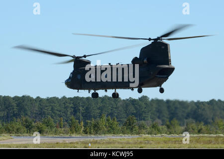 Un guardâs national Caroline du Sud CH-47F Chinook, un hélicoptère gros porteur configuré avec une gamme étendue d'alimentation (TERF), également appelé "grosse vache", et son détachement de l'équipage affectés à 1, la société B, 2-238ème bataillon de soutien général de l'aviation aviation, 59e troupe de Greenville commande s.c., les étapes de sa base d'opérations à l'appui de l'ouragan matthew les efforts de rétablissement à mcentire joint national guard base, eastover, s.c., oct. 10, 2016. d'environ 2 000 soldats de la garde nationale de Caroline du Sud et les aviateurs ont été activées en appui direct à l'ouragan matthew resp Banque D'Images