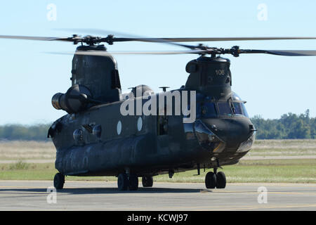 Un guardâs national Caroline du Sud CH-47F Chinook, un hélicoptère gros porteur configuré avec une gamme étendue d'alimentation (TERF), également appelé "grosse vache", et son détachement de l'équipage affectés à 1, la société B, 2-238ème bataillon de soutien général de l'aviation aviation, 59e troupe de Greenville commande s.c., les étapes de sa base d'opérations à l'appui de l'ouragan matthew les efforts de rétablissement à mcentire joint national guard base, eastover, s.c., oct. 10, 2016. d'environ 2 000 soldats de la garde nationale de Caroline du Sud et les aviateurs ont été activées en appui direct à l'ouragan matthew resp Banque D'Images