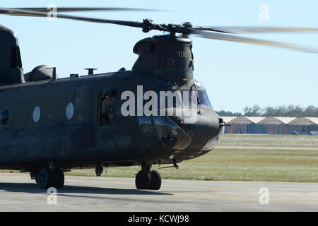 Un guardâs national Caroline du Sud CH-47F Chinook, un hélicoptère gros porteur configuré avec une gamme étendue d'alimentation (TERF), également appelé "grosse vache", et son détachement de l'équipage affectés à 1, la société B, 2-238ème bataillon de soutien général de l'aviation aviation, 59e troupe de Greenville commande s.c., les étapes de sa base d'opérations à l'appui de l'ouragan matthew les efforts de rétablissement à mcentire joint national guard base, eastover, s.c., oct. 10, 2016. d'environ 2 000 soldats de la garde nationale de Caroline du Sud et les aviateurs ont été activées en appui direct à l'ouragan matthew resp Banque D'Images