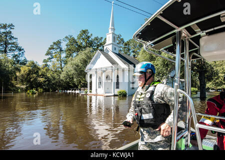 Le Commandement de l'armée américaine le Sgt. Le major Russel Vickery, Caroline du Sud de l'état de la Garde nationale Le Sergent Commande Le Major, sondages la ville inondée de Nichols S.C., les fortes pluies causées par l'Ouragan Matthew a inondé la ville qui a provoqué l'évacuation de tous ses résidents, 10 octobre 2016. Gouverneur Nikki Haley a déclaré l'état d'urgence le 4 octobre 2016 et la Garde nationale a été appelée à soutenir l'état et les organismes de gestion des urgences du comté et les premiers intervenants locaux et les évacuations. (U.S. Air National Guard photo de Tech. Le Sgt. Jorge Intriago) Banque D'Images