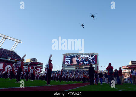 Caroline du sud de la garde nationale de l'armée des hélicoptères AH-64 Apache avec l'attaque st 1-151bataillon de reconnaissance à la base de la garde nationale mixte guess, effectuer un survol à williams-brice stadium à Columbia, Caroline du Sud, nov. 19, 2016. La garde nationale de Caroline du Sud fly-Plus était à l'appui de fort Jackson participe à l'université de Caroline du Sud appréciation militaire du jeu. (Photo de la garde nationale américaine Navigant de première classe par megan floyd) Banque D'Images